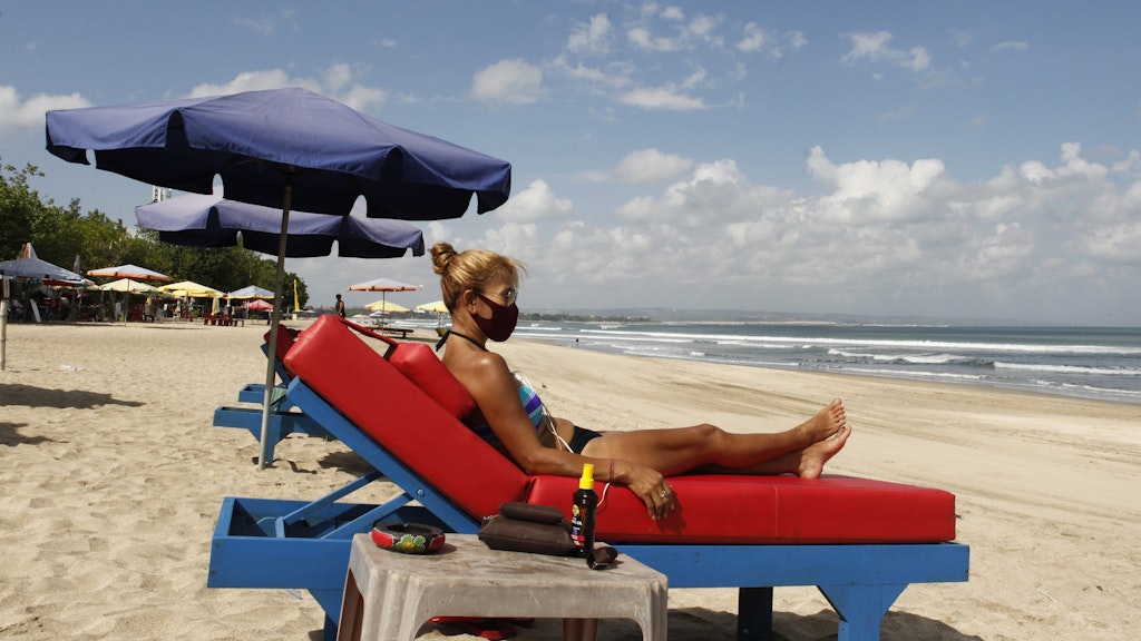 Mit dem Handtuch „reservieren“ unnötig: Auf der Bali sind noch viele Liegen frei und die Strände weit und sauber.