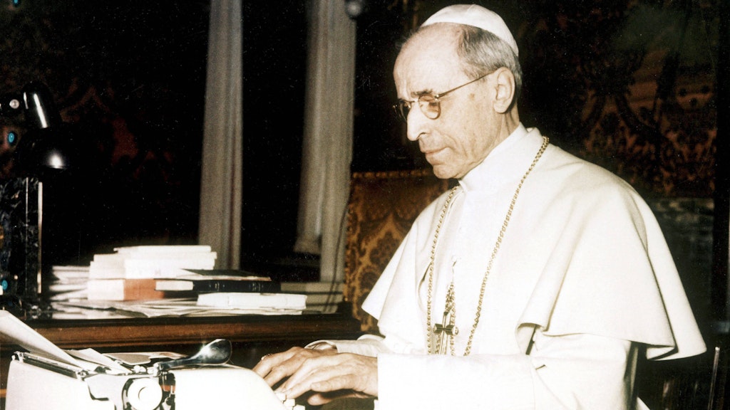 Papst Pius XII (1876-1958) an der Schreibmaschine in seinem Büro (1940)