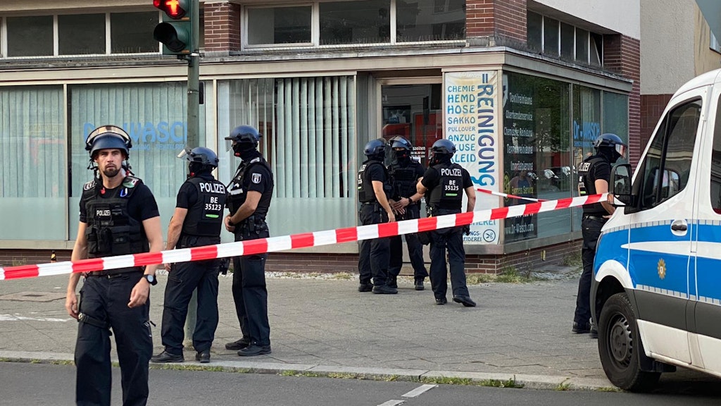 Polizisten haben den Bereich weiträumig abgesperrt.