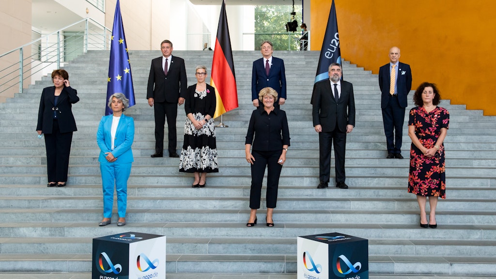 Monika Grütters (M., CDU), Staatsministerin für Kultur und Medien, steht zusammen mit den EU-Kulturministern im Bundeskanzleramt für ein Gruppenbild zusammen.