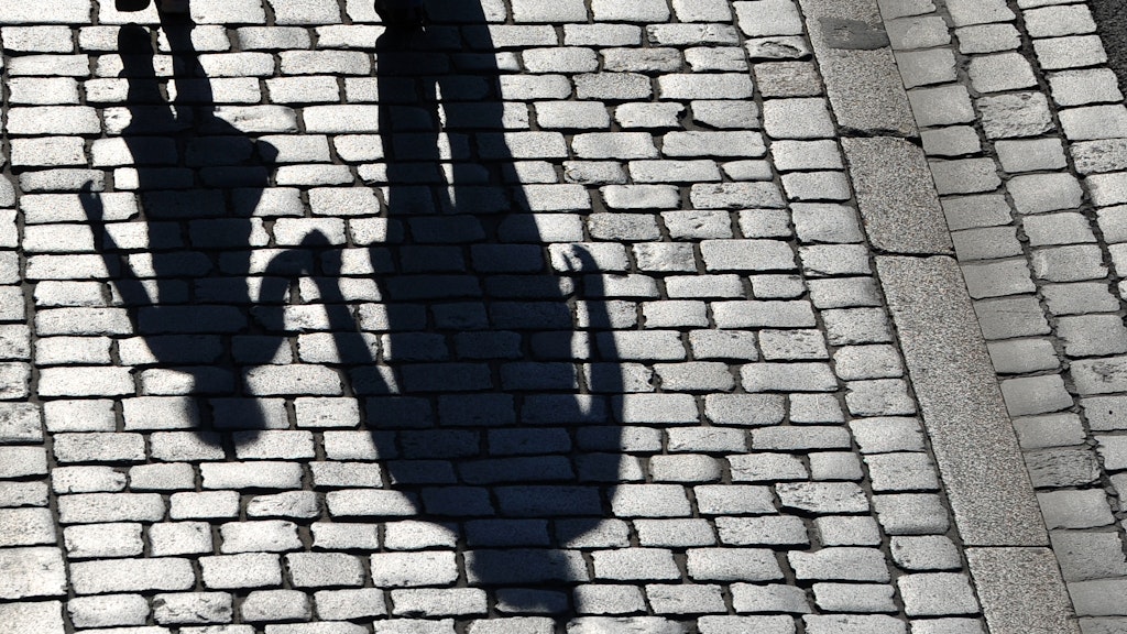 Die Schatten einer erwachsenen Person und eines Kindes (Symbolbild). 