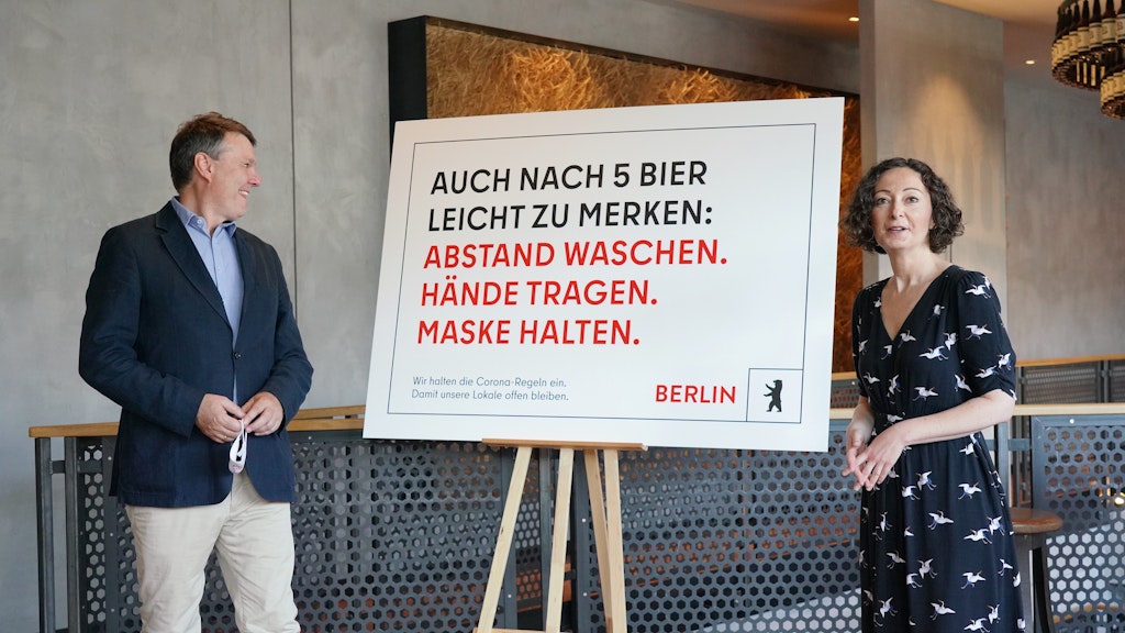 Burkhard Kieker, head of VistBerlin, left, and Berlin economy minister Ramona Popp, right. Bad joke centre.