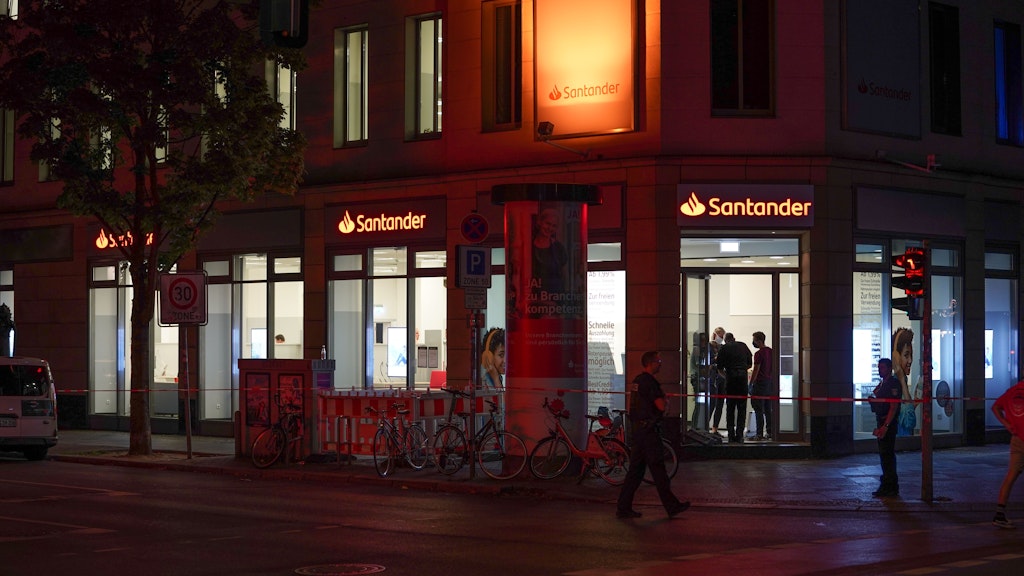 Die Bankfiliale auf der Frankfurter Allee nach dem Überfall.