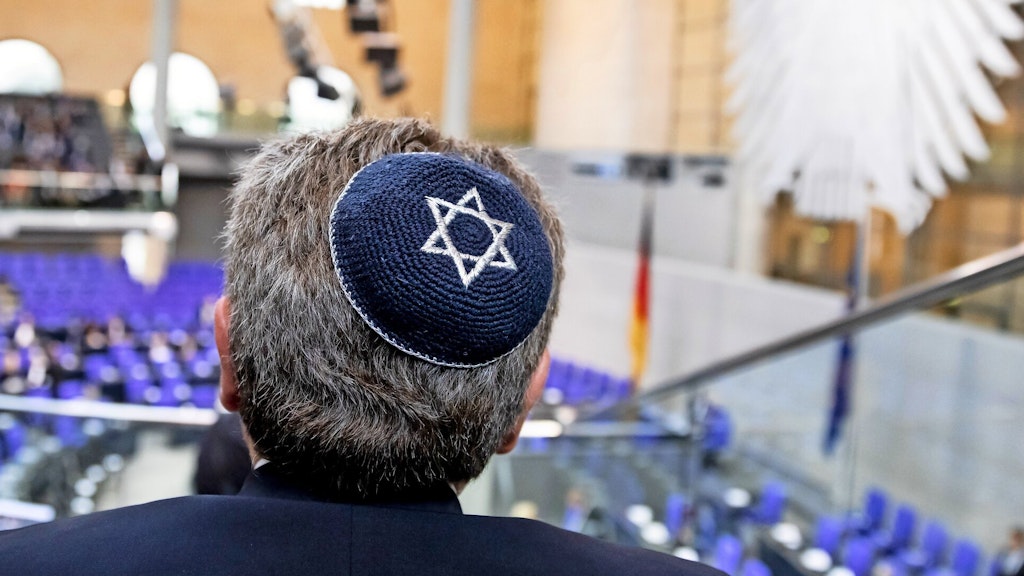 Ein Mann mit Kippa verfolgt eine Debatte im Bundestag (Symbolbild)