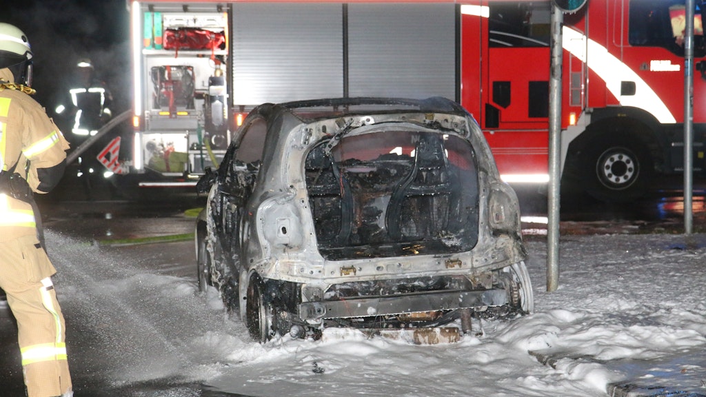 Immer wieder brennen in Berlin Autos wie hier im August.