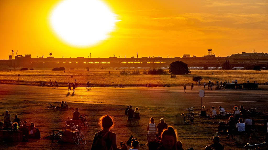 Lange Sommerabende werden kühler, aber es bleibt tagsüber noch warm. 