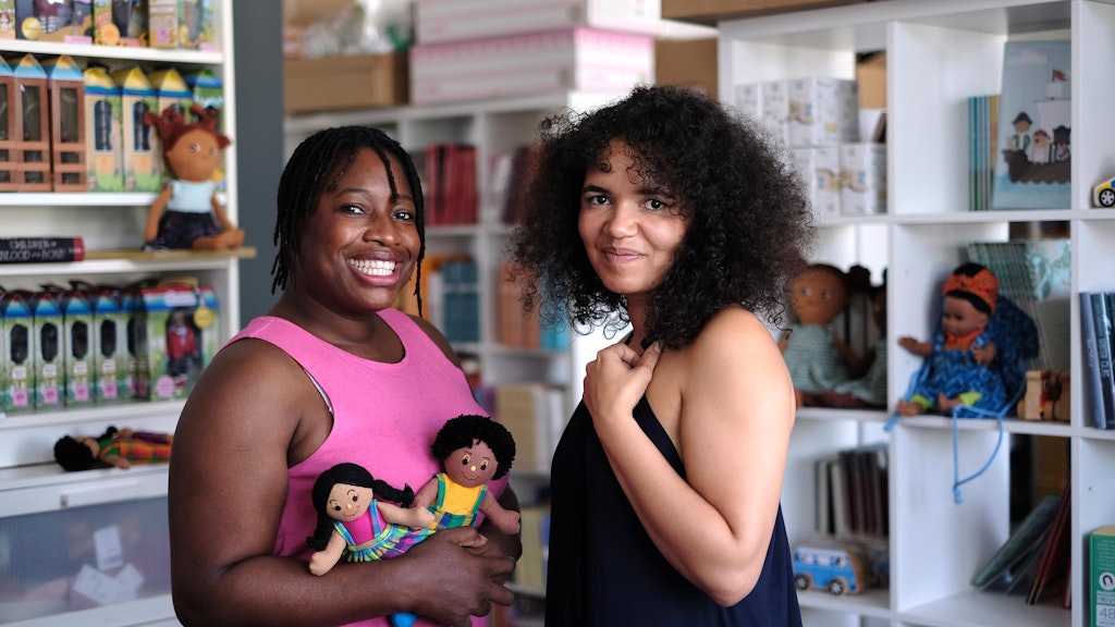 Die beiden Tebalou-Gründerinnen Oloolu Fajembola (in Pink) und Tebogo Niminde-Dundadengar: Sie sorgen für mehr Vielfalt im Spielzimmer.<br>