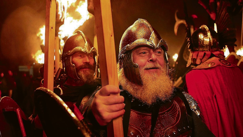 Szene von einem Wikinger-Festival auf den Shetland-Inseln.