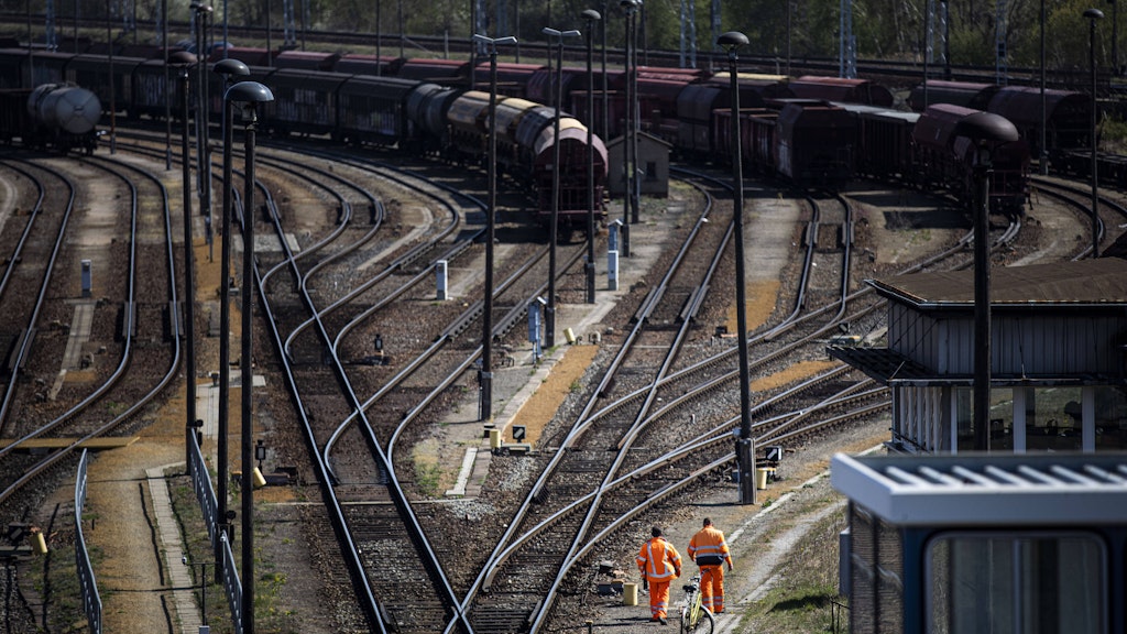 Die Gullydeckel trafen einen Zug (Symbolbild).