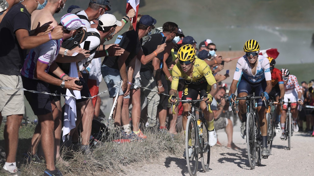 Beim Aufstieg: der designierte Tour-Sieger 2020 Primoz Roglic im Gelben Trikot auf der 18. Etappe.