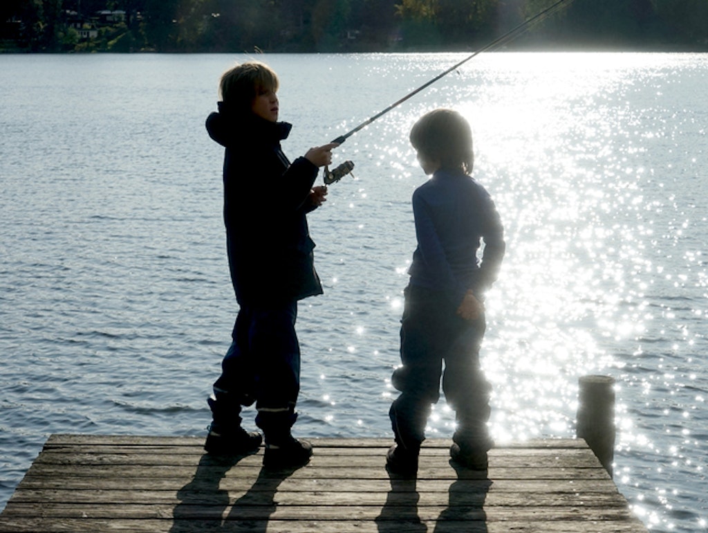 Langeweile kann am Molchowsee nicht aufkommen: Die Jungs werfen auf dem Steg ihre Angeln aus. Auch Paddeln ist hier möglich.