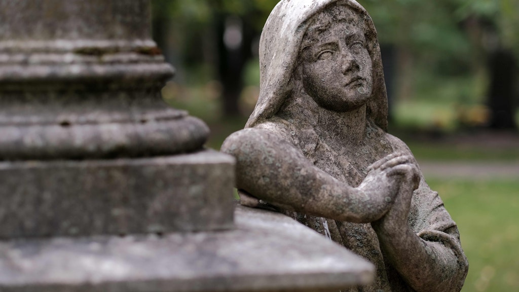 Statue auf dem Berliner Georgen Parochial Friedhof.<br>Foto: Berliner Zeitung/Christian Schulz<br>