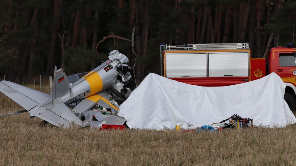 Das Wrack liegt auf einem Feld in der Nähe des Flugplatzes Bienenfarm bei Paulinenaue.