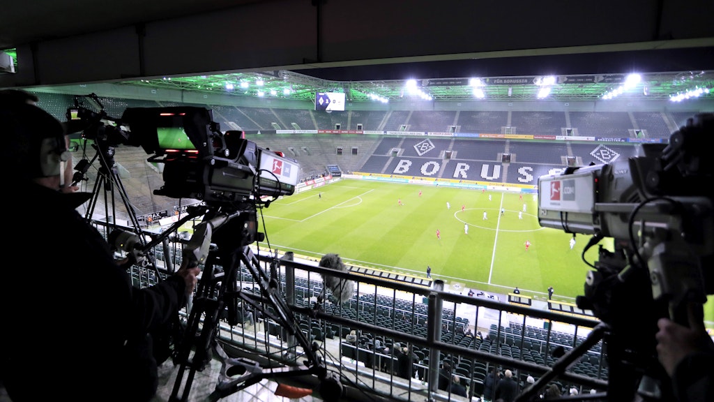 Auch in der Saison 2020/21 gilt die Frage: Wer überträgt welches Bundesligaspiel?
