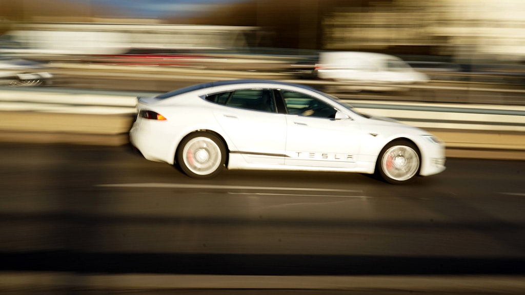 Ein Tesla-Fahrer lehnte sich in Kanada gemütlich auf der Autobahn zurück.