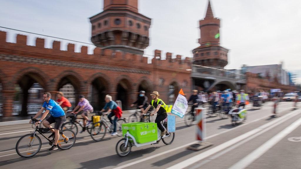 Teilnehmer der Fahrraddemonstration auf der Oberbaumbrücke.