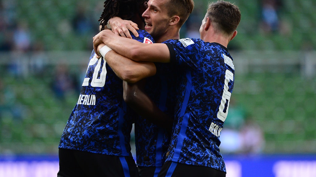 Hertha Berlin's Slovakian defender Peter Pekarik (C) celebrates after scoring during the German first division Bundesliga football match Werder Bremen v Hertha Berlin in Bremen on September 19, 2020. (Photo by Patrik Stollarz / Patrik STOLLARZ / AFP) / DFL REGULATIONS PROHIBIT ANY USE OF PHOTOGRAPHS AS IMAGE SEQUENCES AND/OR QUASI-VIDEO