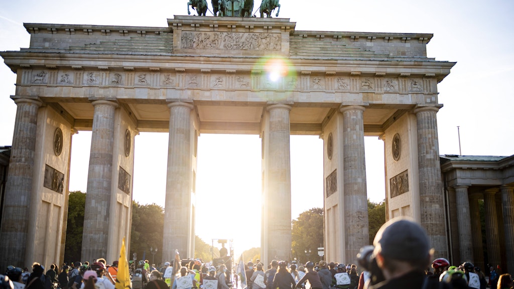 Am Wochenende kommt es in Berlin zu mehreren Demonstrationen, auch am Brandenburger Tor. Das Bild zeigt eine Fahrrad-Demo vom 18. September 2020.