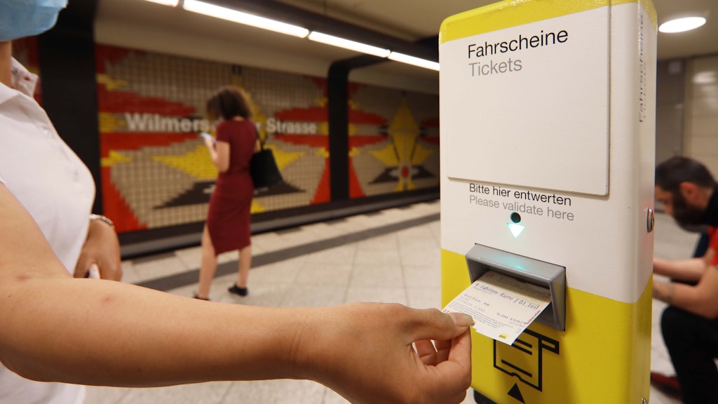 Fahrscheinautomat der BVG im U-Bahnhof.