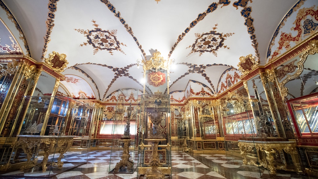 Die bei einem Einbruch beschädigte Vitrine (h. l.) im Juwelenzimmer des historischen Grünen Gewölbes im Dresdner Schloss.