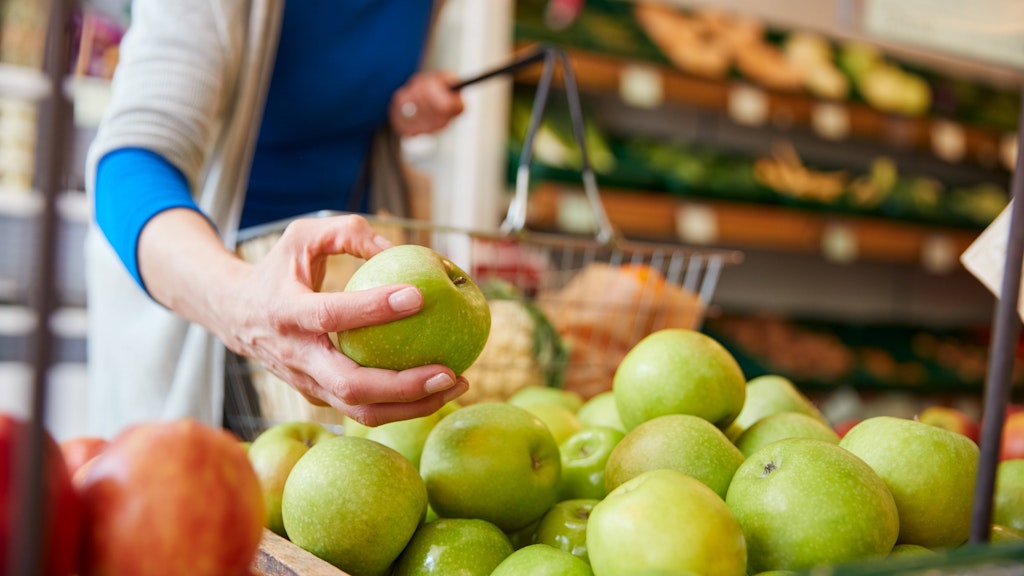 Den Apfel berühren und testen, ob er gut ist: Viele Kunden machen es im Supermarkt heimlich, dabei ist es erlaubt.