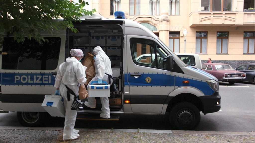 Kriminaltechniker haben in der Wohnung in der Moabiter Thomasiusstraße Beweismittel gesichert.
