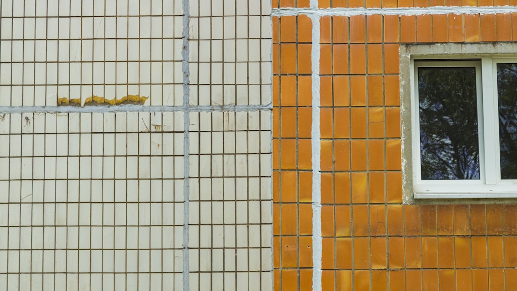 Originalfassade eines 17-Geschossers, wie er in der DDR Ende der Siebziger gebaut wurde. Vorbilder dieser Bauweise lagen da schon ein halbes Jahrhundert zurück.