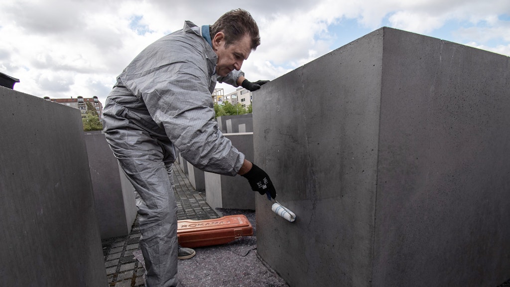 Bernd Efinger, Geschäftsführer der Firma EAG aus Hannover, trägt auf einer Steele des Denkmals für die ermordeten Juden Europas, kurz Holocaust-Mahnmal, ein Muster eines Grafitti- und Oberflächenschutzes auf.