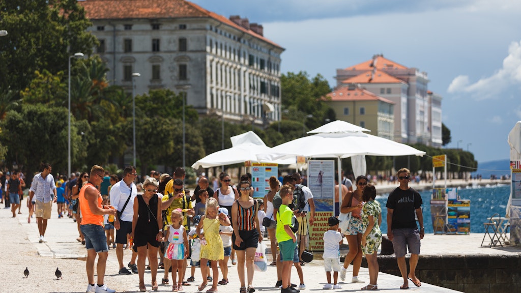 Zadar: Touristen spazieren an der Uferpromenade entlang.