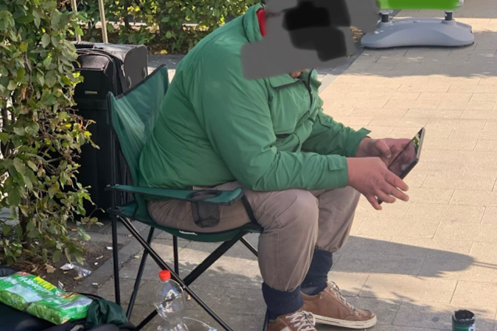 Mario Barth postete dieses Bild eines ascheinend obdachlosen Mannes mit Tablet-Computer.