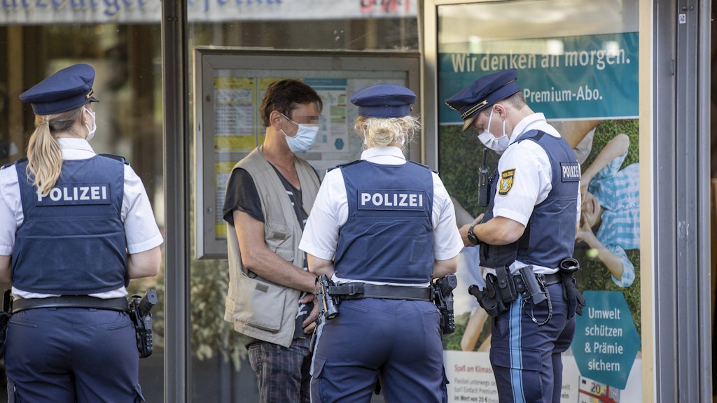 Einsatzkräfte der Polizei kontrollieren die Einhaltung der Maskenpflicht.