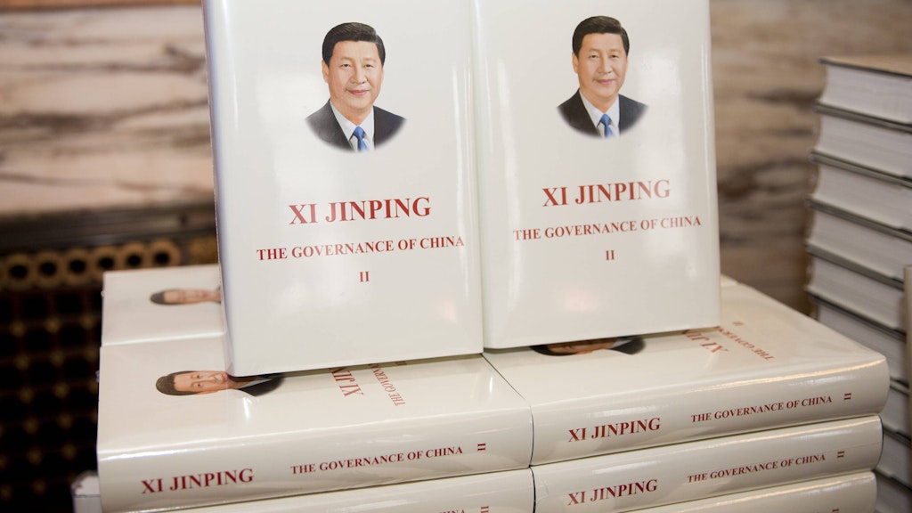 Das Buch „China regieren“ des chinesischen Präsidenten Xi Jinping, hier in englischer Fassung