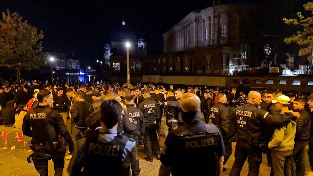 In der Nacht zu Sonntag mussten Einsatzkräfte der Berliner Polizei erneut in den James-Simon-Park ausrücken. Es kam zu Festnahmen.