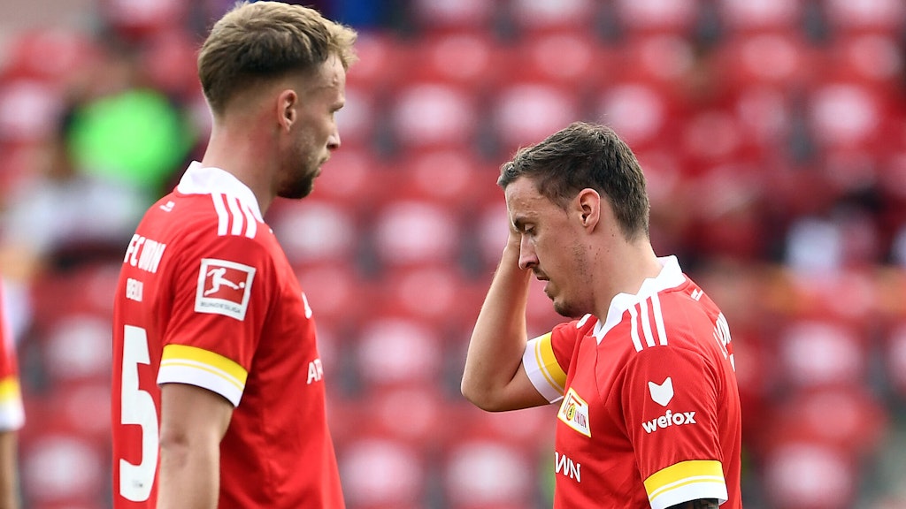 Marvin Friedrich und Max Kruse steht die Enttäuschung nach dem 1:3 gegen Augsburg ins Gesicht geschrieben. 