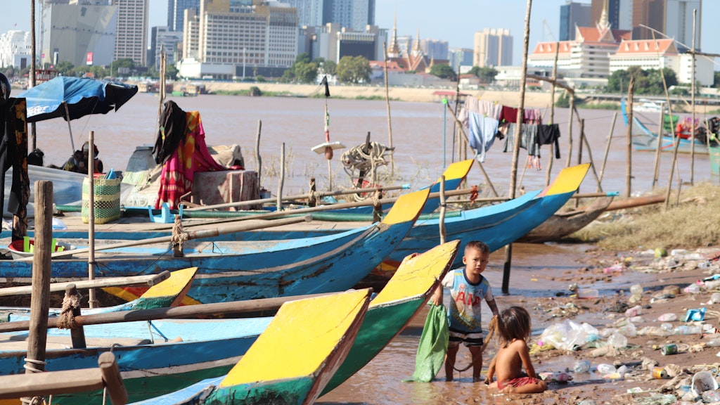 Kambodscha, Phnom Penh: Kinder spielen zwischen den Fischerbooten am Zusammenfluss von Mekong und dem See Tonle Sap.