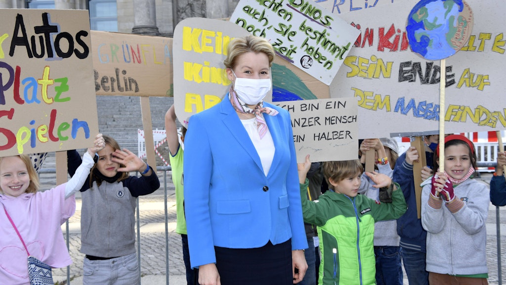 Franziska Giffey beim Fototermin am 20.9. anlässlich des Weltkindertags 2020 mit der Aktion „Kinderrechte schaffen Zukunft “von UNICEF Deutschland und dem Deutschen Kinderhilfswerk vor dem Reichstagsgebäude. 