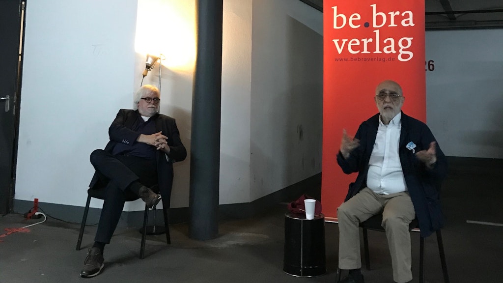 Geschichte in der Tiefgarage, mit dem Handy fotografiert: Der Verleger Ulrich Hopp und sein Autor Michael S. Cullen.