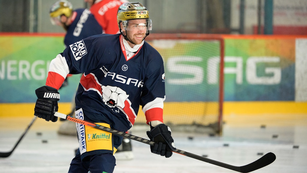 Sichtlich gut gelaunt beim ersten Training: Marcel Noebels freute sich, dass er mal wieder mit den Teamkollegen auf dem Eis stand.