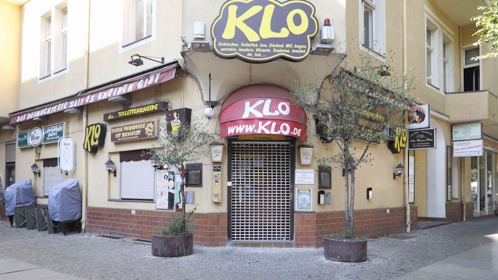 Seit 1973 gibt es das „Klo“. Die Kneipe ist eine Mischung aus Geisterbahn und Kuriositätenkabinett. Gäste sind vor allem Touristen.