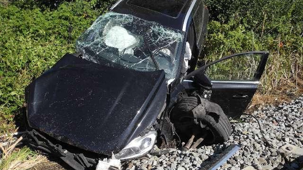 Der zerstörte Volvo steht nach dem Unfall neben dem Gleis.