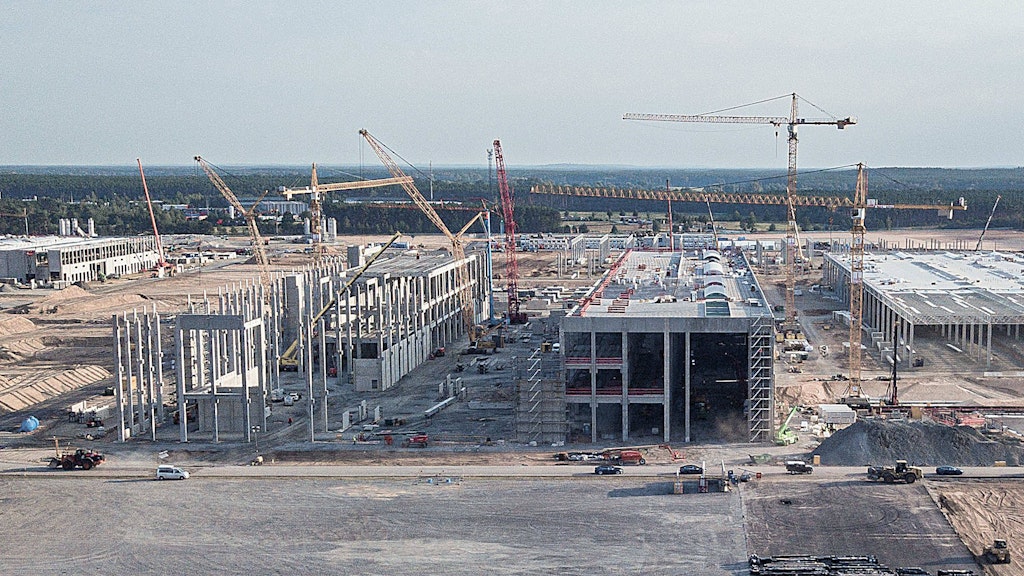 Diese Fabrik – von Tesla Gigafactory 4 genannt – hat bislang noch keine abschließende Baugenehmigung. Sollte es die nicht geben, müsste Tesla alles wieder abreißen.