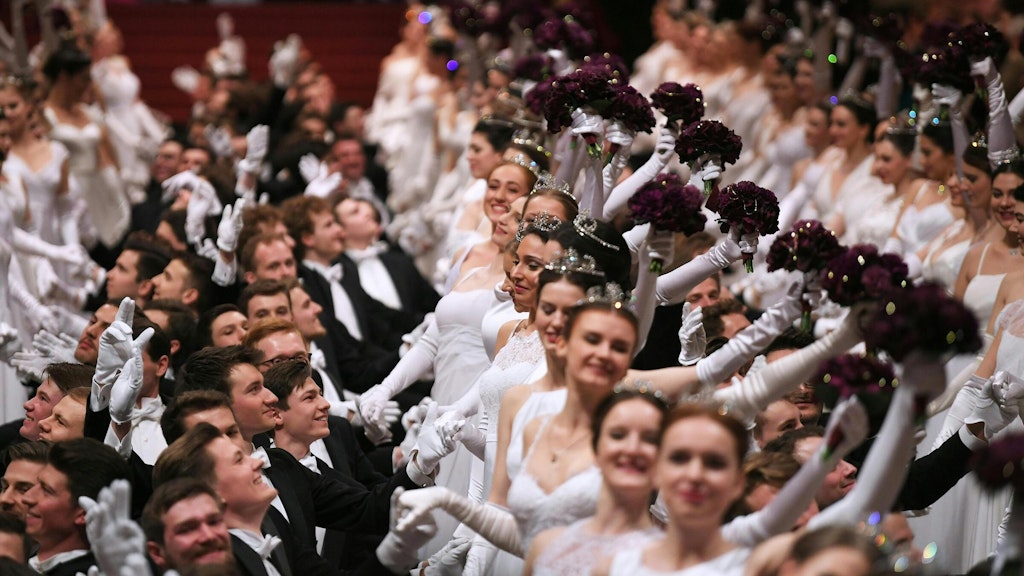 Das Jungdamen- und Jungherrenkomitee während der Eröffnung des Wiener Opernballes im Februar 2020.