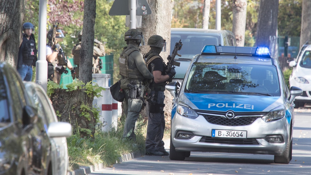 Schwer bewaffnete Polizisten sichern die Bröndby-Oberschule ab.