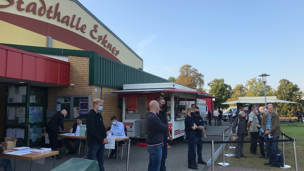 Die Schlange der Tesla-Gegner vor der Stadthalle in Erkner.