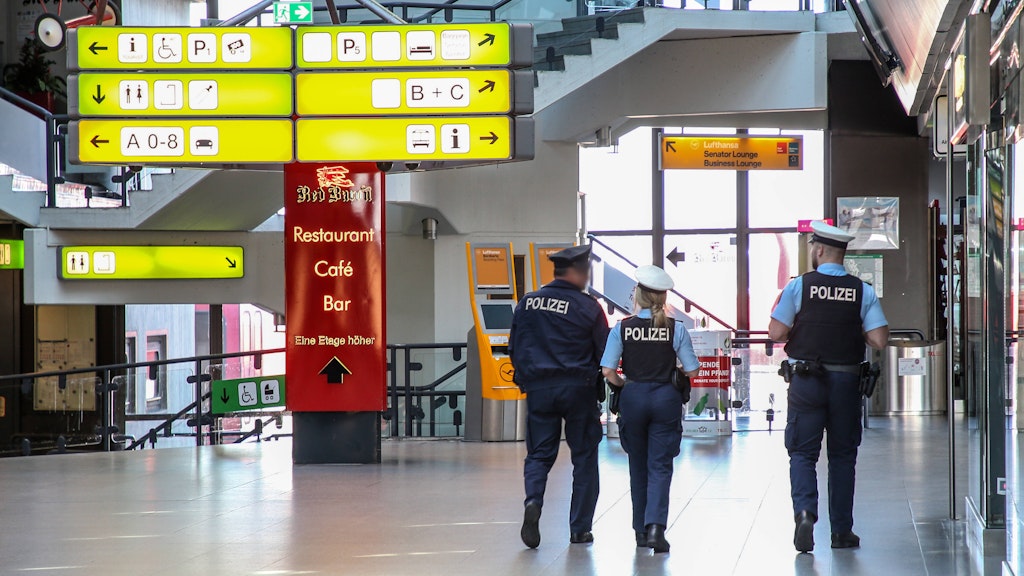 Einsatzkräfte der Polizei im Flughafen Tegel. 