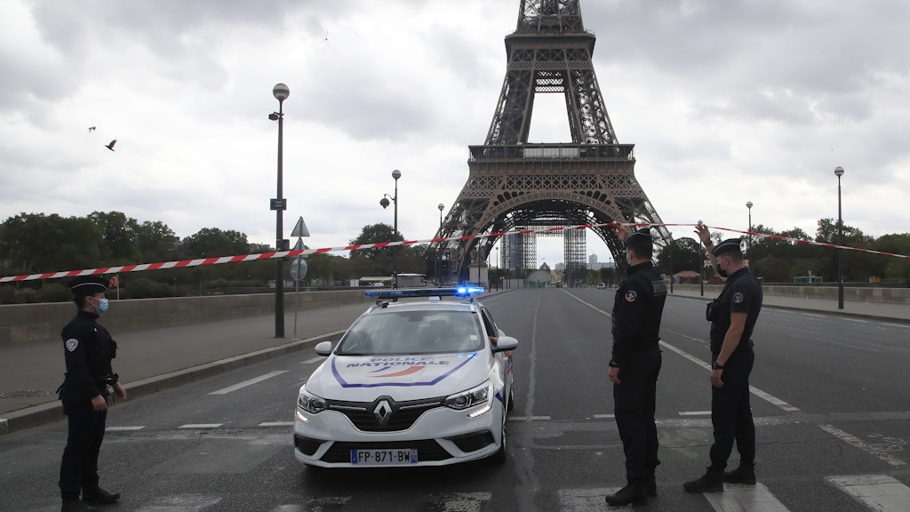 Paris: Französische Polizisten sichern die Brücke zum Eiffelturm.