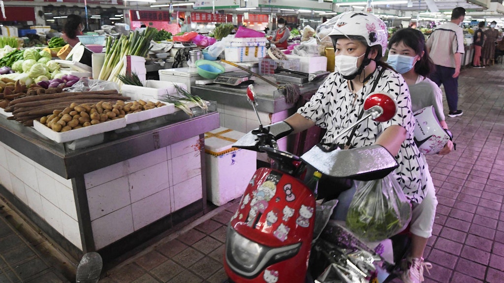 Szene auf einem Markt im chinesischen Wuhan. In dieser Stadt waren einst offiziell die ersten Fälle von Covid-19 aufgetreten.
