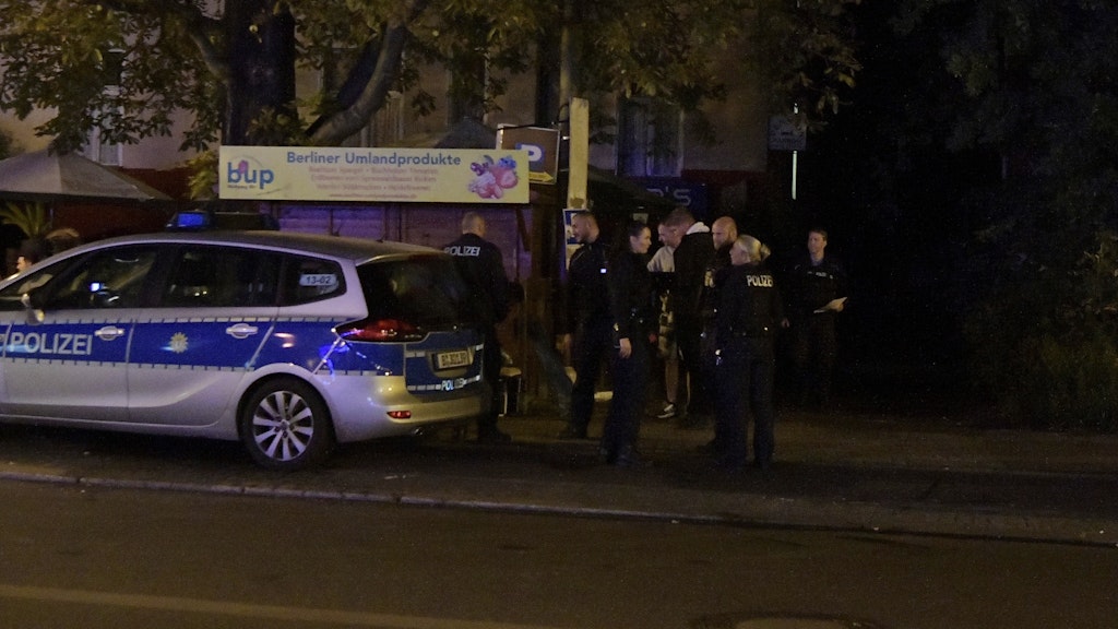 Einsatzkräfte der Berliner Polizei stehen in der Nacht zu Donnerstag am Tatort.
