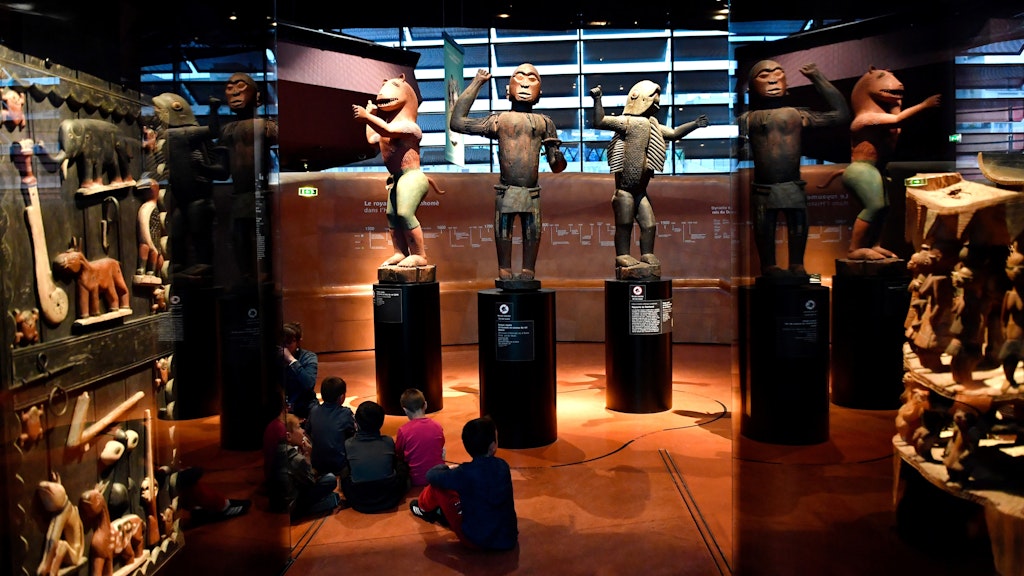 Große königliche Statuen des Königreichs Dahomey im Quai Branly Museum. Dahomey war ein westafrikanisches Kšnigreich, aus dem die heutige Republik Benin hervorgegangen ist. Kein Geschenk, sondern Beutekunst behauptet die beninische Regierung. 