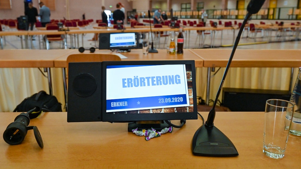 In der Stadthalle von Erkner begann am 23. September die Anhörung der Tesla-Gegner, sie wird wohl bis mindestens Freitag laufen.